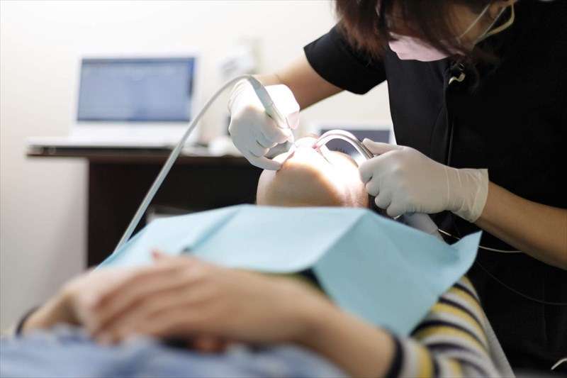ご自宅や東京の施設で訪問歯科がレントゲン撮影を実施