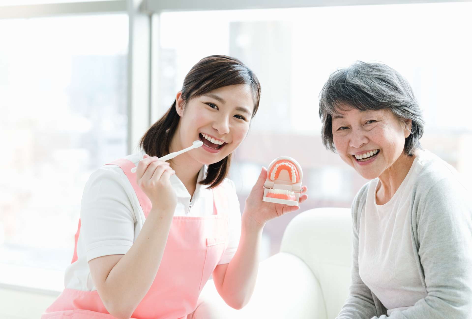 予防に強い訪問歯科として東京でブラッシングを細かく指導
